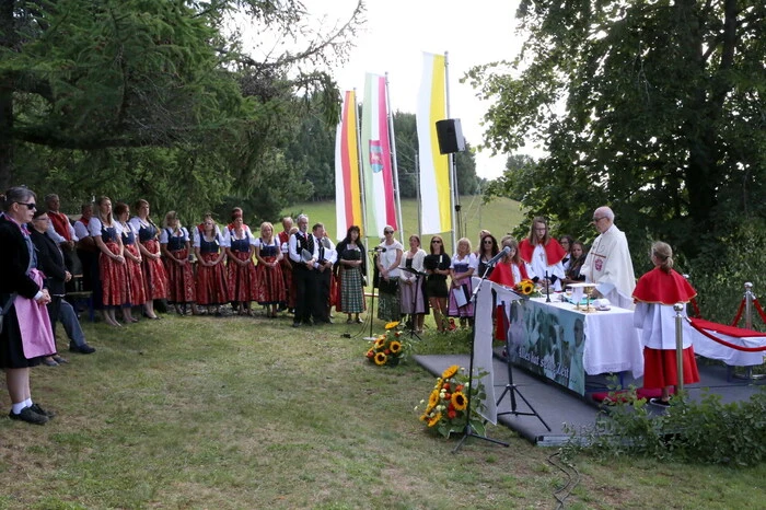 Auf 1110 Metern Seehöhe gesichtet wurden unter anderen Kirchenwirt Barnabas Stromberger, Mediziner Bruno Schmoliner, Dichtersteingemeinschaft-Obmann Dieter Hölbling-Gauster sowie Bürgermeister Franz Sabitzer. 