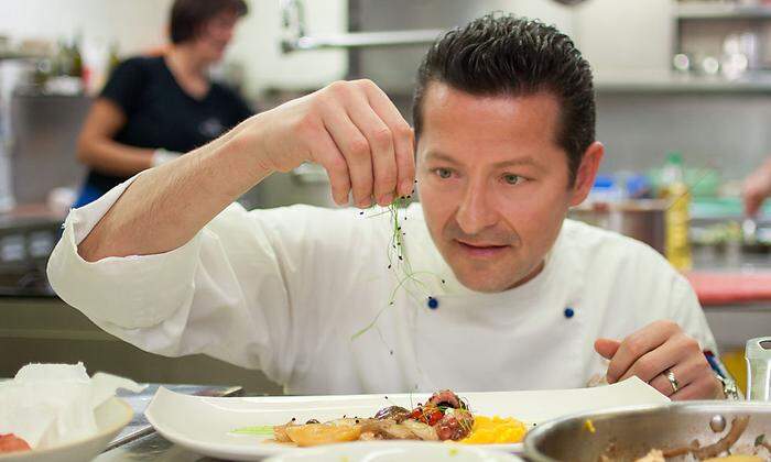 Ivica Evačić bringt im Restaurant des Hotels Marina Köstliches auf den Teller