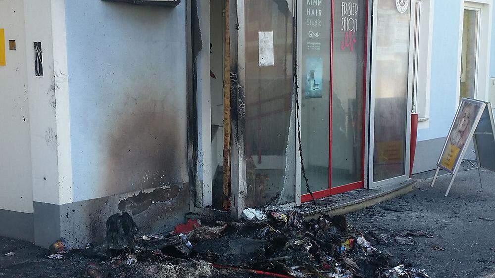 Vor einem Friseurgeschäft wurde ein Brand gelegt, durch die Hitze barst die Auslagenscheibe