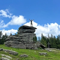 Der Teufelstein ist eine sagenumwobene Kultstätte inmitten der Fischbacher Alpen.