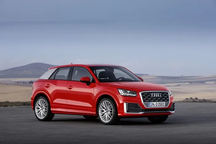 Audi enthüllte auf dem Genfer Automobilsalon den neuen Audi Q2. Der kompakte SUV misst 1,51 Meter in der Höhe und ist 1,79 Meter breit. Die Überhänge fallen bei einer Länge von 4,19 Meter und einem Radstand von 2,60 Meter kurz aus. Außerdem bietet er einen Gepäckraum von 405 bis 1050 Litern.