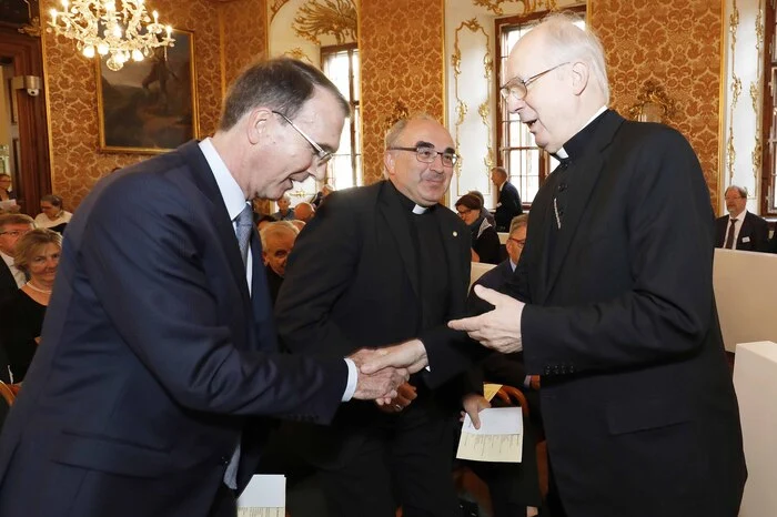 Synodenpräsident Peter Krömer mit den beiden Bischöfen Krautwaschl und Egon Kapellari.
