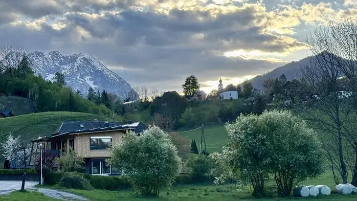 Das umstrittene Grundstück befindet sich im Ortsteil Hohenberg, das mit seinem romanischen Kirchlein malerisch auf einer kleinen Anhöhe liegt
