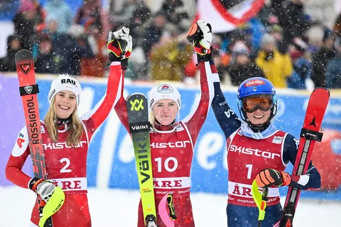 (L-R) Second placed Austria's Katharina Liensberger, winner Austria's Katharina Truppe and third placed US' Mikaela Shiffrin celebrate after the women's slalom event of the FIS Alpine Skiing World Cup in Are, Sweden, on March 9, 2025. (Photo by Pontus LUNDAHL / TT News Agency / AFP) / Sweden OUT