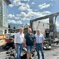 Der Zusammenhalt in Lieserhofen nach dem Brand beim Feuerwehrhaus ist groß (von links): Thomas Schäfauer, René Moser und Horst Zwischenberger