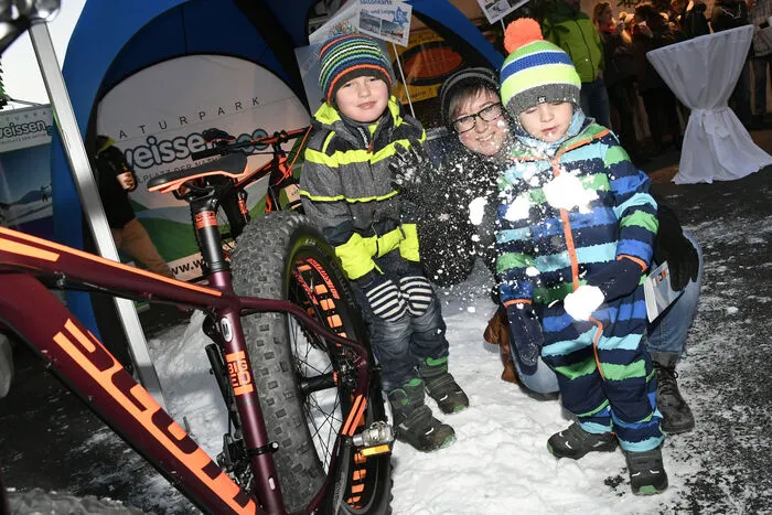 Ein Spaß für die Kinder: Eine Ladung Schnee vom Weißensee war von der dortigen Skiregion mit nach Spittal gebracht worden.