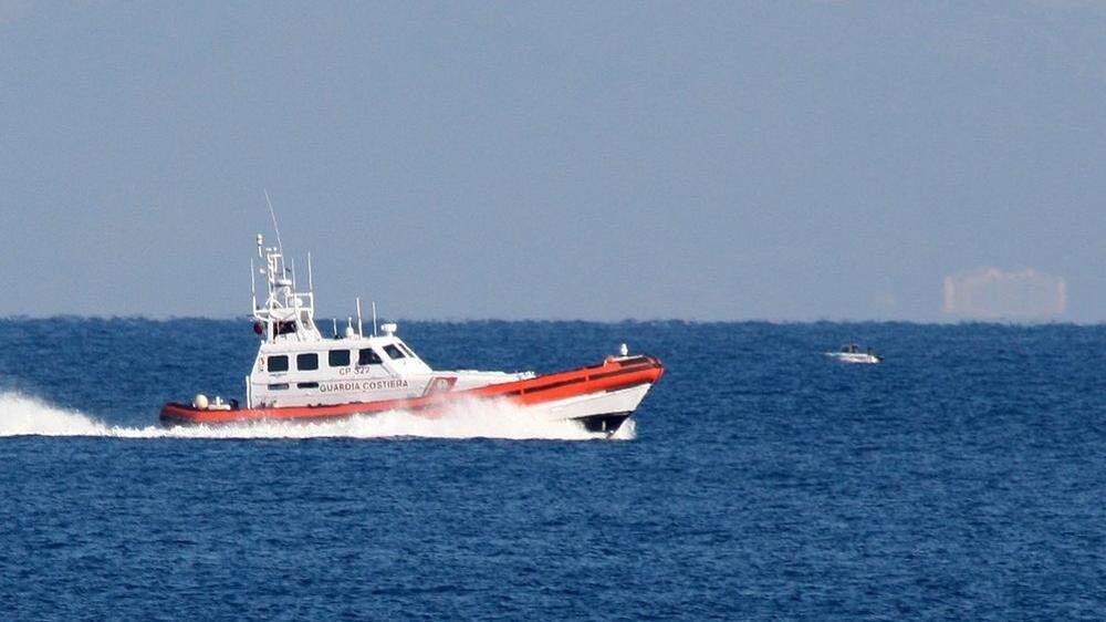 50 der 450 Flüchtlinge befinden sich derzeit auf einem Boot der italienischen Küstenwache