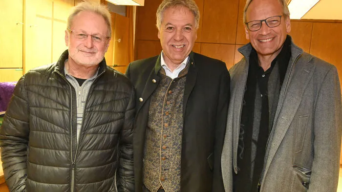 Stadtpfarrer Ernst Windbichler, Spittals Kulturreferent Franz Eder und Arnold Mettnitzer.