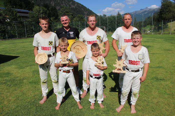 Ein zufriedener Sektionsleiter und Trainer Franz Holzer mit den Matreier Rangglern: Gabriel Mariner, Chrysanth Gander, Lukas Mattersberger, Tobias Mühlburger, Christian Mariacher, Maximilian Wibmer