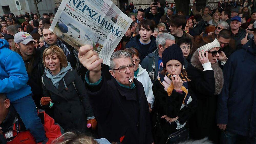 Demonstranten in Budapest fürchten um die freie Presse.
