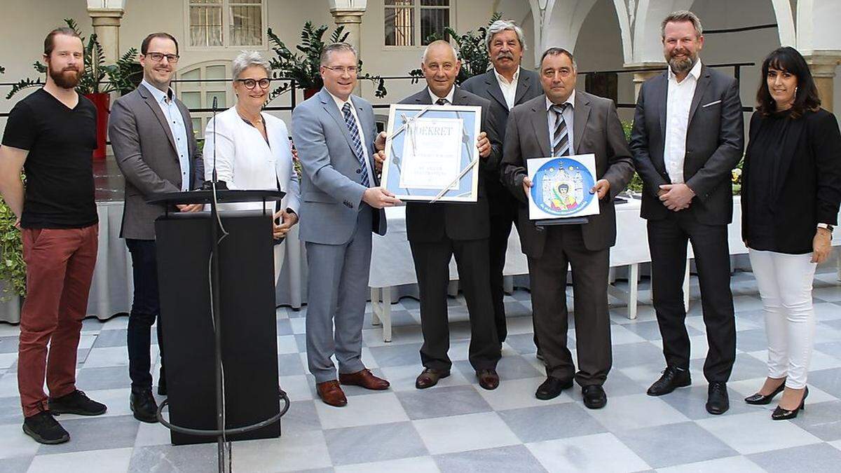 Kurt und Bruno Gössinger (Peschka) mit Vertretern der Stadtgemeinde