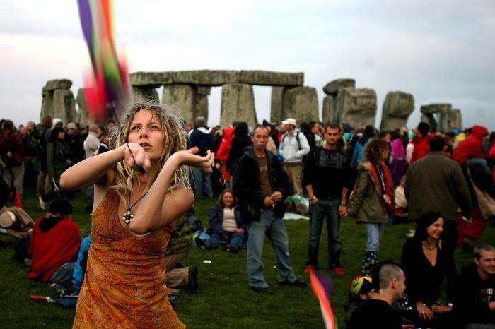Jedes Jahr feiern Tausende die Sommersonnenwende  bei Stonehenge