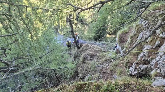 Im steilen Gelände kämpfen die Feuerwehrleute mit den Flammen