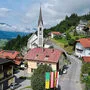 Die Kirche von Berg/Drau, davor steht das Gemeindeamt