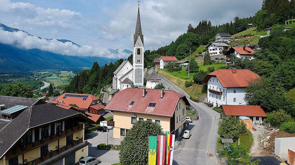 Die Kirche von Berg/Drau, davor steht das Gemeindeamt