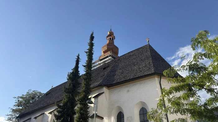 Die St. Michaelskirche in Lienz mit renoviertem Turm und baufälligem Dach
