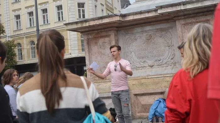 Gregor Petrowitsch (19) weist in seiner Rede auf schmelzendes Grönlandeis hin.