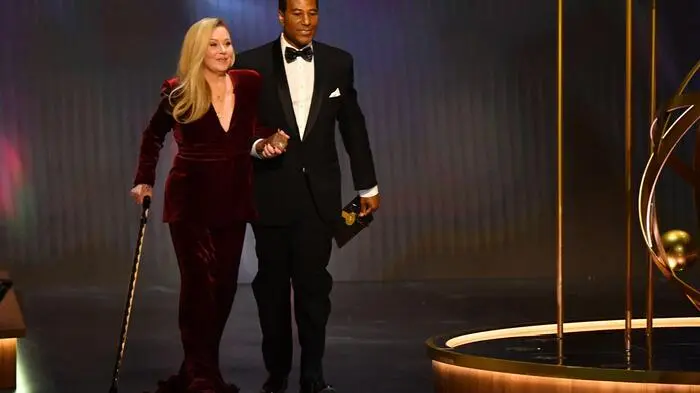 Schauspielerin Christina Applegate sollte eigentlich nur einen Emmy präsentieren, wurde dabei aber selbst zu einem der Stars des Abends. Bei der 52-Jährigen wurde Multiple Sklerose diagnostiziert, daher erschien sie mit einer Krücke auf der Bühne. Alle Anwesenden begrüßten sie nicht nur mit tosendem Applaus, sondern auch mit Standing Ovations. Applegate war sichtlich gerührt, ihr kamen die Tränen: „Ich danke euch vielmals“.