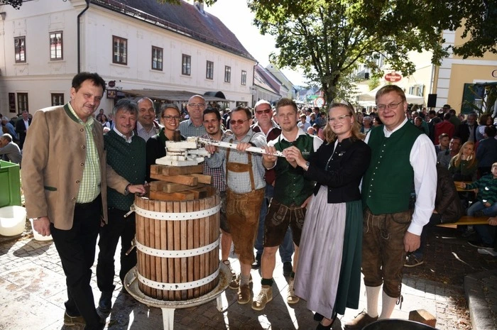 Hauptattraktion war das schon traditionelle Traubentreten mit dem anschließenden -pressen durch die Ehrengäste.