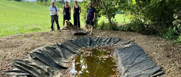 Johannes Gepp (Naturschutzbund), Elisabeth Fiedler (Institut für Kunst im öffentlichen Raum Steiermark), Julia Aldrian (Studio Karl Karner), Karl Karner (Künstler, u. a. „Hochsommer-Festival“) beim Tümpelprojekt bei Pichla