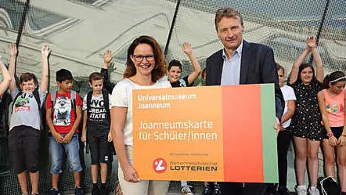 Übergabe der Joanneumskarte Schule an die Schüler/innen der 1. Klassen der Erzherzog-Johann-Neuen-Mittelschule Eggersdorf bei Graz, Alexia Getzinger (kaufmännische Direktorin, Universalmuseum Joanneum) und Hermann Zoller (Landesschulrat für Steiermark)