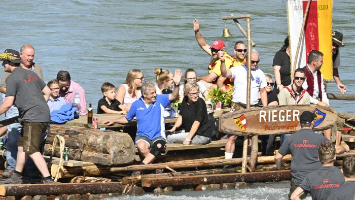 Die Floße landeten auf der historischen Draulände in Spittal.