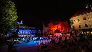 111 Stühle mit weißen Hussen erinnerten im Vorjahr bei der Eröffnung des Ljubljana Festivals an die damals 111 Covid-Toten 	 