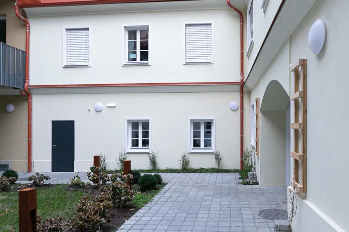 Im unteren Bereich des Grazer Altbaus blieb die Gewölbestruktur erhalten. Die einstige Betonfläche wurde begrünt.