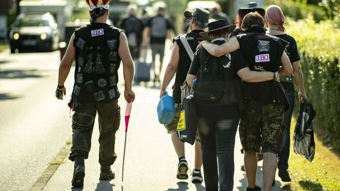 80 000 Heavy-Metal-Fans in einem 1.800-Seelen-Dorf kann nur eines bedeuten: Das deutsche Wacken Open Air beginnt. Was vor 30 Jahren mit gerade mal 800 Besuchern in einer unscheinbaren Sandkuhle in der Nähe des Dorfes Wacken begann, hat sich zu einem der größten Heavy-Metal-Musikfestivals der Welt gemausert.