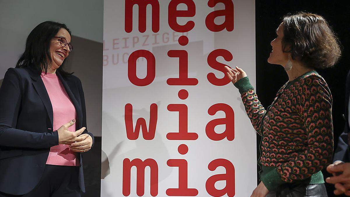 Kulturstaatssekretärin Andrea Mayer und Katja Gasser mit dem Motto der Buchmesse