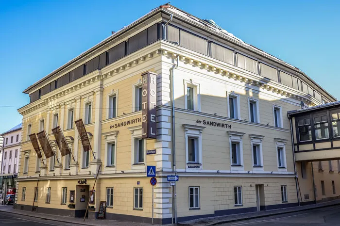 Das Hotel "Der Sandwirth" heute. Seit 2002 wird der Betrieb von der Familie Kanduth geführt. Zuvor wurde er mehr als 100 Jahre von der Familie Jamek geleitet.