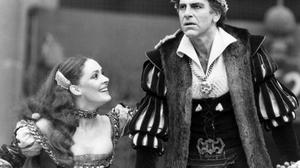 ARCHIV - HANDOUT - Der österreichische Schauspieler  Maximilian Schell als 'Jedermann' und Christine Buchegger als 'Buhlschaft' in dem Theaterstück 'Jedermann' bei den Salzburger Festspielen 1978. Der Oscar-Preisträger Maximilian Schell ist tot. Der weltbekannte österreichische Schauspieler sei in der Nacht von 31.01.2014 auf 01.02.2014 im Klinikum Innsbruck ´an der Folge einer plötzlichen und schweren Erkrankung verstorben», teilte seine Agentin am 01.02.2014 mit. Foto: Salzburger Festspiele/dpa (ACHTUNG: Nur zur redaktionellen Verwendung im Zusammenhang mit der aktuellen Berichterstattung und nur bei Nennung: 'Foto: Salzburger Festspiele' - nur s/w) +++(c) dpa - Bildfunk+++