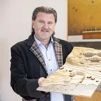 Thomas Seitlinger mit einem Modell 
des Kropfitschbad-Projektes in 
Krumpendorf