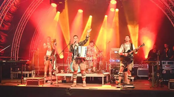 Die Vorband „FolkXtime“ stimmte die Freunde des „Jungen“ Schlagers auf das musikalische Feuerwerk ein. 