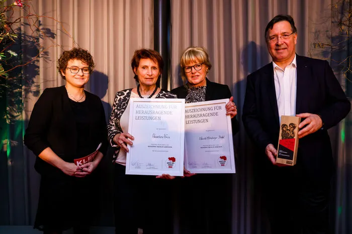 In der Kategorie "Soziales Gewissen" erhielten Anneliese Enzi und Christa Eisenberger-Strobl von den Weizer Katzenfreunden die meisten Stimmen. Hier zu sehen mit Redakteurin Veronika Teubl-Lafer (links) und Direktor-Stellvertreter der Arbeiterkammer Steiermark Johann Scheucher.