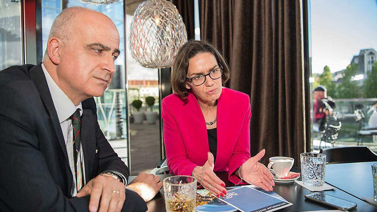 Georg Overs und Ulrike Rauch-Keschmann im Gespräch im Lagana in Villach