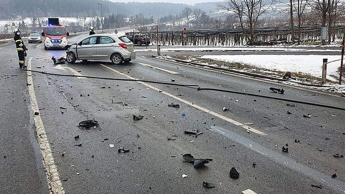 Die Trümmer der Fahrzeuge lagen meterweit über die Straße verteilt