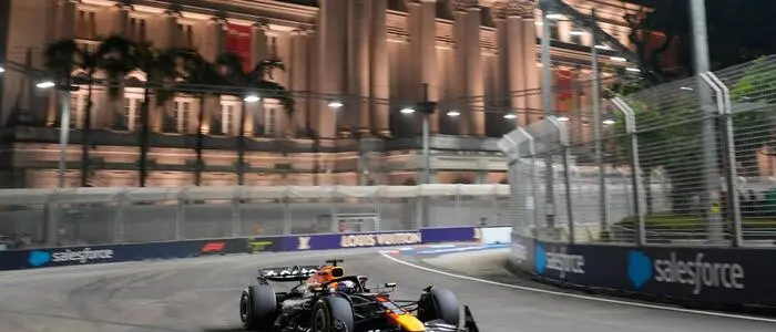 Max Verstappen vor der beeindruckenden Kulisse von Singapur