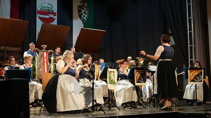 Unter der musikalischen Leitung von Kapellmeisterin Doris Groß bot der Spielmannszug im Veranstaltungszentrum ein tolles Konzert. 