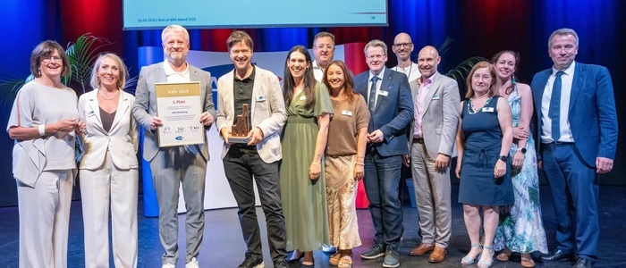 Viele Menschen stehen in Reih und Glied nebeneinander