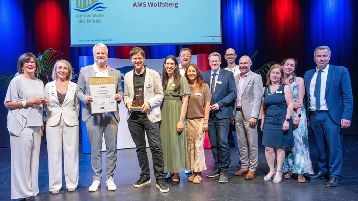 Viele Menschen stehen in Reih und Glied nebeneinander
