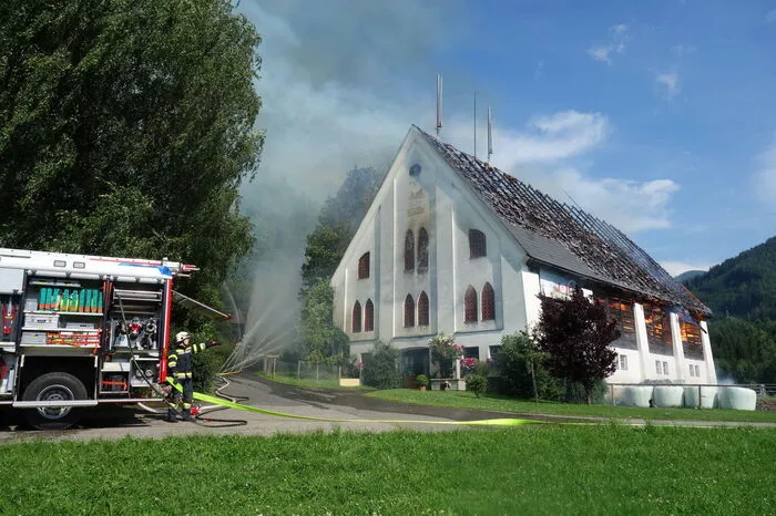 Aus noch unbekannter Ursache bracht am Montagnachmittag das Feuer aus. Der Rinderstall wurde ein Raub der Flammen.