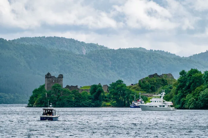 Urlauber, die sich auf die Suche nach dem sagenumwobenen Ungeheuer von Loch Ness begeben möchten, können am besten eine Bootstour auf dem See machen. Denn es gibt keine bessere Chance, Nessie zu entdecken als vom Wasser aus. Buchbar unter: www.jacobite.co.uk