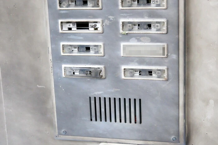 Auch das Klingeltableau wurde bei der Explosion beschädigt.
