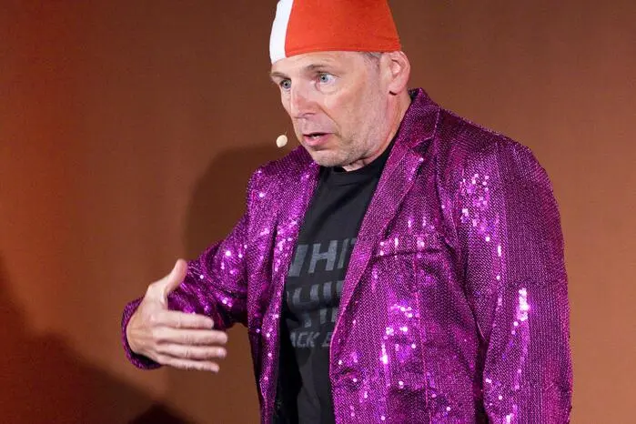 Die ersten Minuten bestritt der Kabarettist in einer pink-goldenen Glitzer-Montur mit Badehaube.