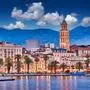 Hafen von Split mit Schiffen, Palmen 