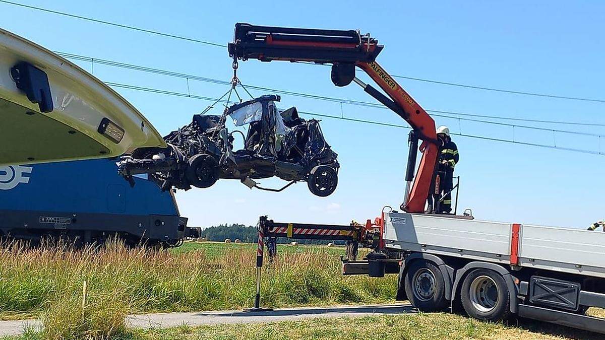 Bergung nach Unfall am Bahnübergang im Waldviertel