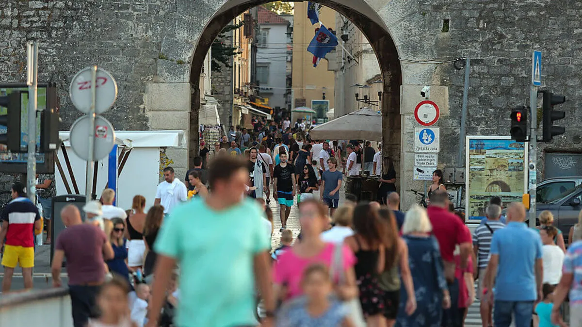Touristen in der Innenstadt von Zadar