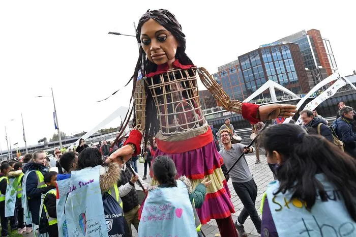 Als Teil ihres Besuchs traf Amal eine Zehn-Meter-Marionette, die "Meeresgöttin".