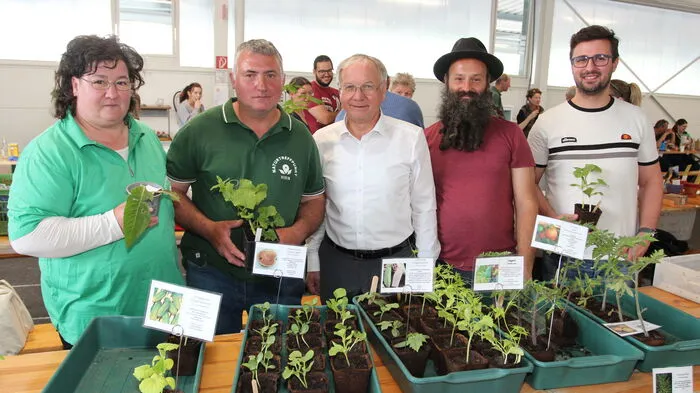 Bürgermeister Josef Ober (M) mit den Organisatoren des 1. Pflanzen- und Raritätenmarktes in Feldbach. 